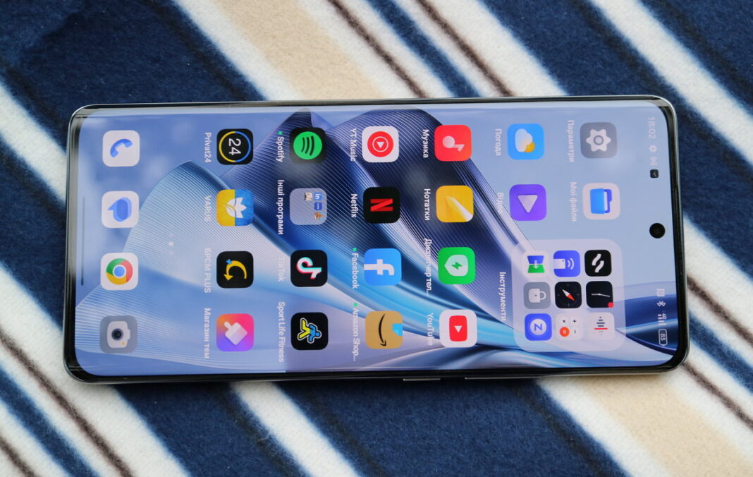 OPPO Reno10 Pro 5G has a curved display and fast charging