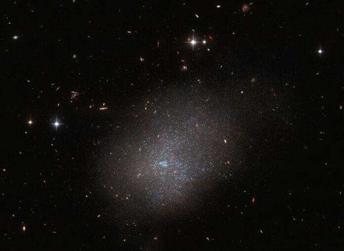 A sparkling galactic neighbour Hubble captures a galaxy in the form of a brilliant cloud