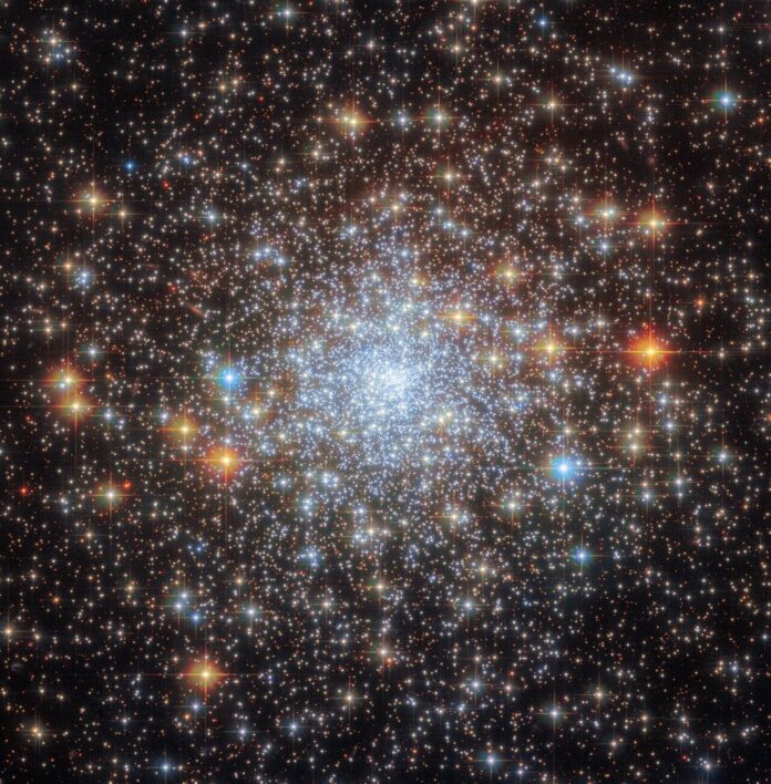 Hubble glimpses a glitzy galactic cluster Hubble glimpses a glitzy galactic cluster