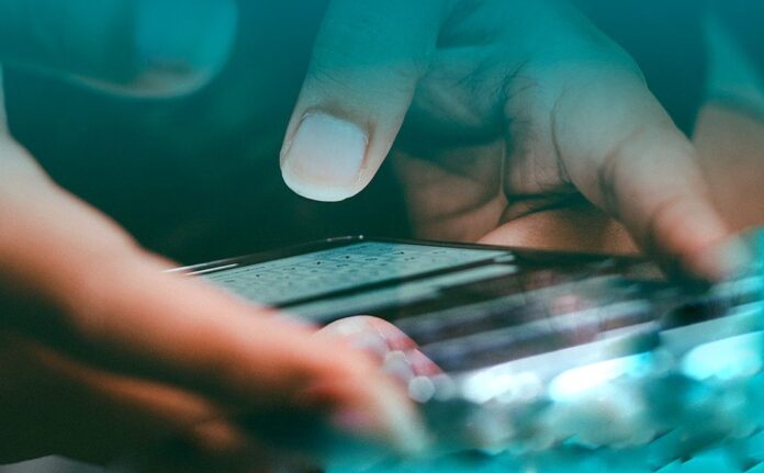Hackers spread fake Signal and Telegram apps