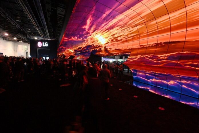 LG presents OLED TVs with the largest screens