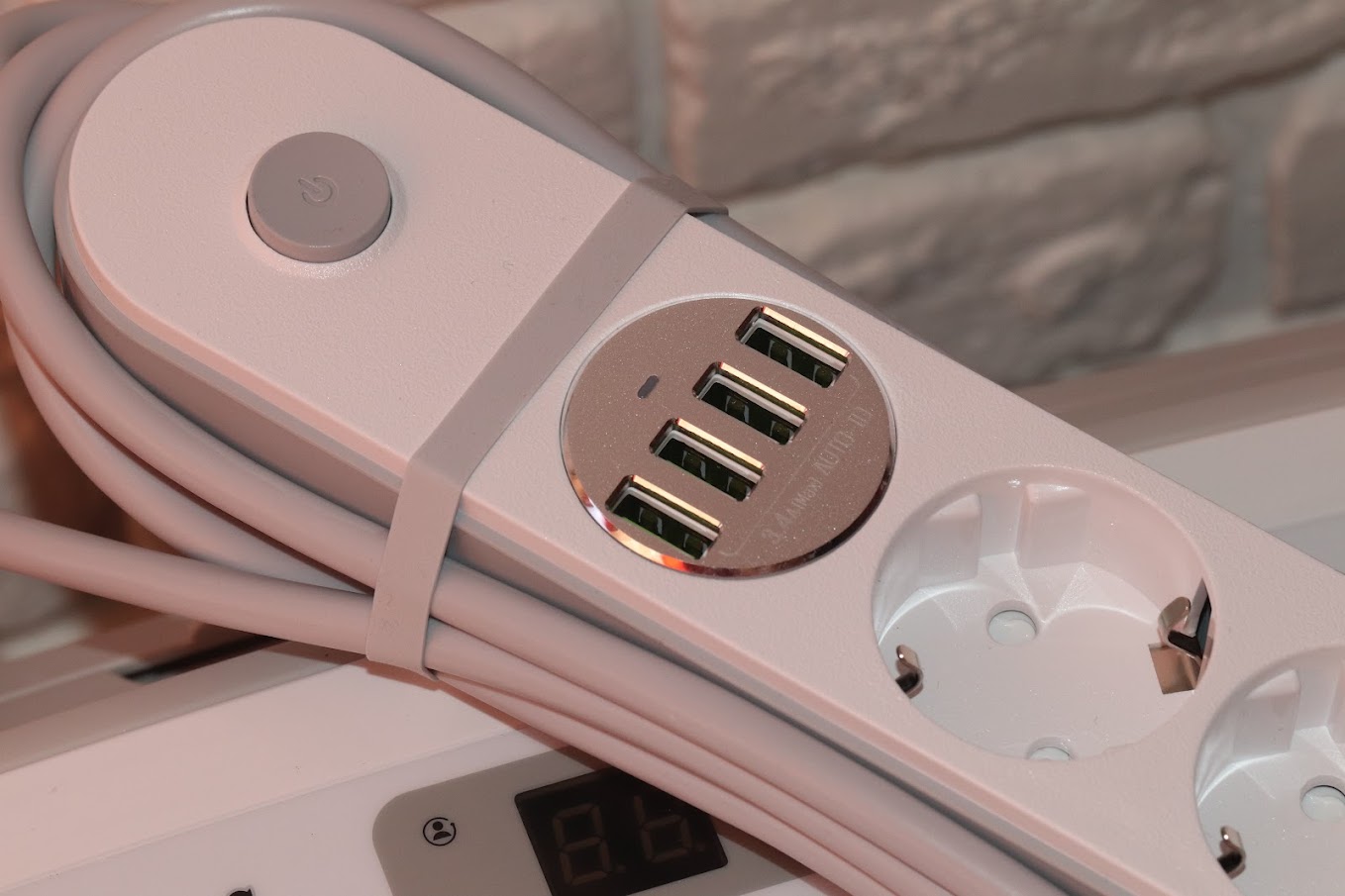 ColorWay CW-CHE44W - surge protector with USB ports