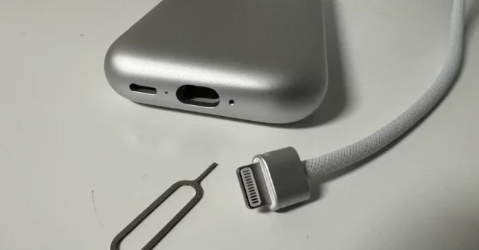 Apple Vision Pro still uses the Lightning port