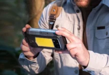 The battery of this smartphone provides 6 months of operation The battery of this smartphone provides 6 months of operation