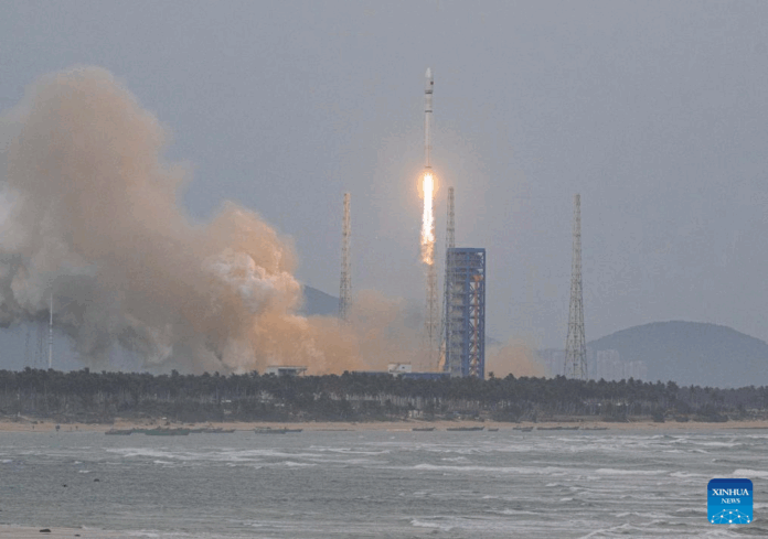 Long March-12 rocket launches new Internet satellites