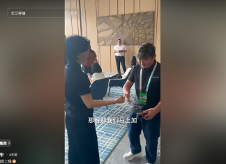 Zhang Xue Seeks Sponsors at Canton Fair
