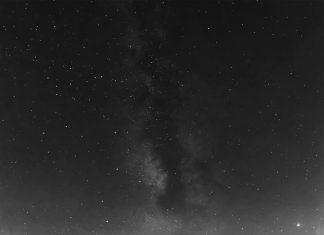 Milky Way Dazzles Over Manhattan: City Lights Reveal Hidden Galactic Beauty